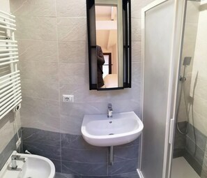 Shower, hair dryer, bidet, towels - Old Bakery Loft (Arona)