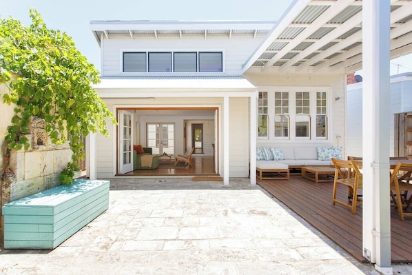 Outdoor dining - Charming Heritage Cottage |Stylish Sth Freo (Fremantle)