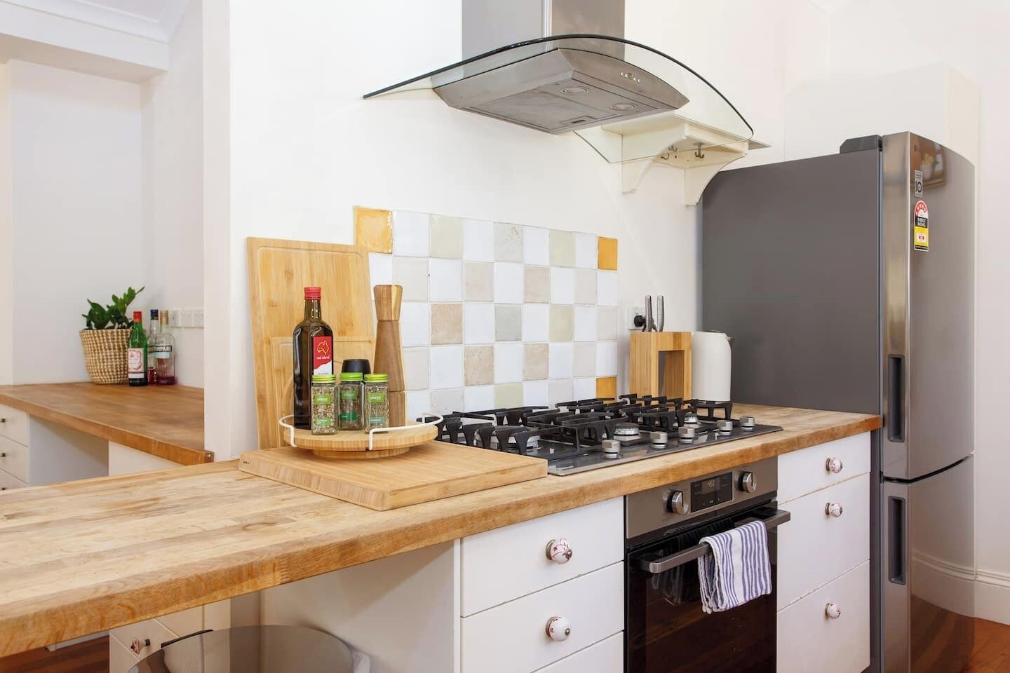 Réfrigérateur, four à micro-ondes, un four, surface de cuisson