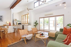 Smart TV, offices - Charming Heritage Cottage |Stylish Sth Freo (Fremantle)