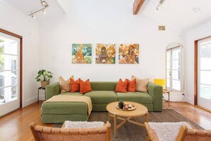 Smart TV, offices - Charming Heritage Cottage |Stylish Sth Freo (Fremantle)