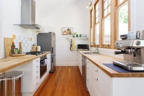 Private kitchen - Charming Heritage Cottage |Stylish Sth Freo (Fremantle)