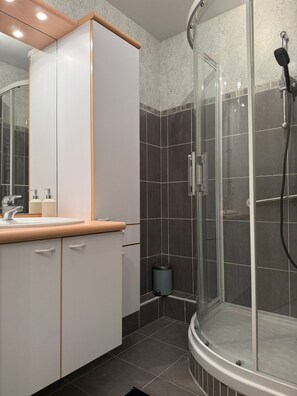 Shower, hair dryer, towels, soap - T3 COSY & CHIC MODERN CENTER NEAR MANTES LA JOLIE TRAIN STATION (Mantes-la-Jolie)
