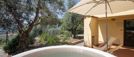 Outdoor spa tub