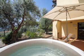 Outdoor spa tub - La Dolce Vita in Settignano (Firenze)
