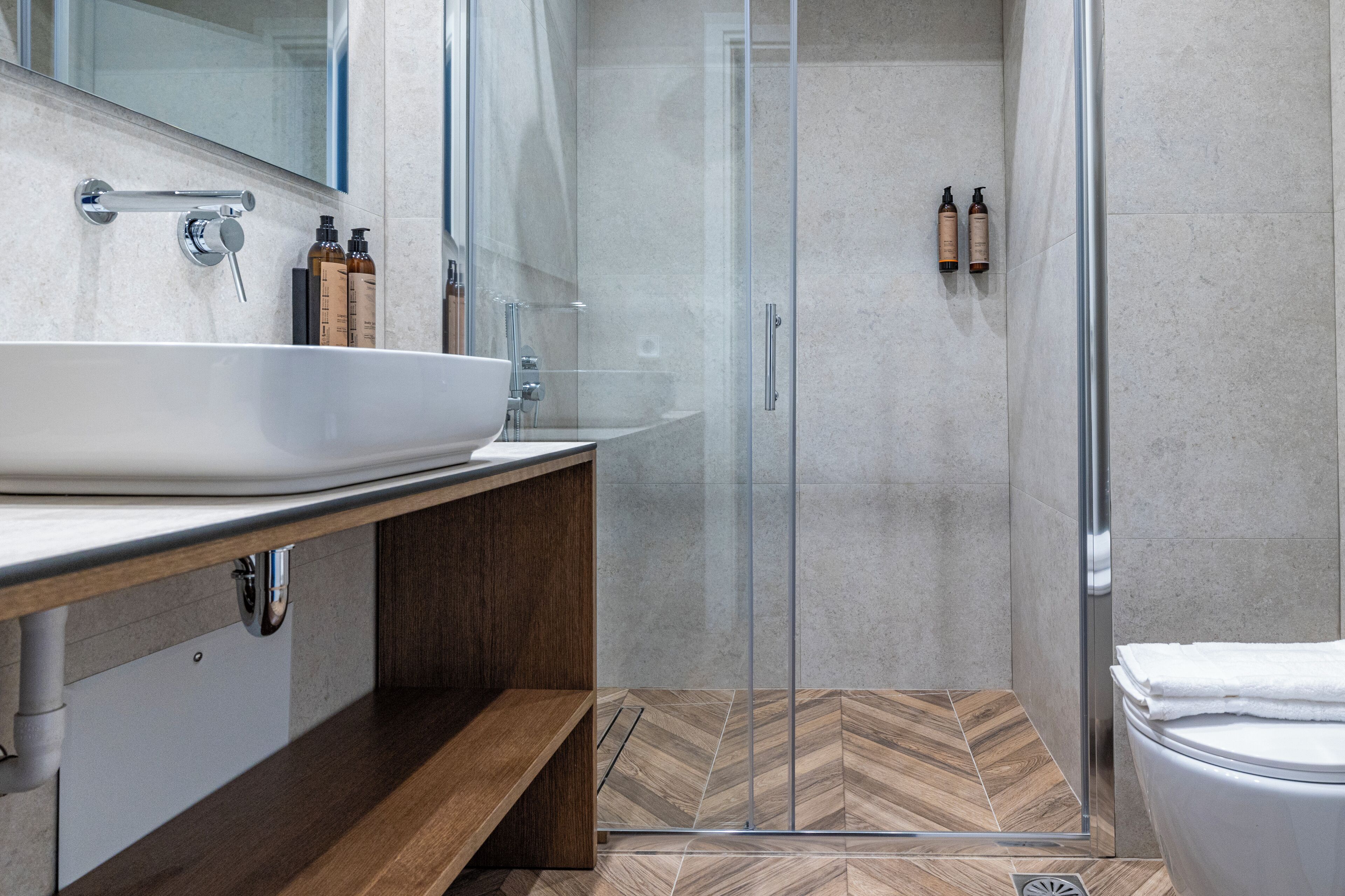 Superior-huone | Kylpyhuone | Suihku, hiustenkuivaaja, pyyhkeet, saippua