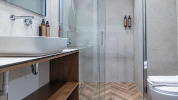 Superior-huone | Kylpyhuone | Suihku, hiustenkuivaaja, pyyhkeet, saippua