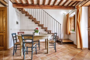 Dining - Villa of approximately 150 m2 located on the ground floor and on two levels with air conditioning, independent heating and wi fi line.Composed of a large living room with independent equipped kitchen, fridge, microwave oven, toaster, sofa and satellite t (Sorano)
