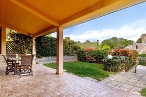 Outdoor dining - Villa of approximately 150 m2 located on the ground floor and on two levels with air conditioning, independent heating and wi fi line.Composed of a large living room with independent equipped kitchen, fridge, microwave oven, toaster, sofa and satellite t (Sorano)