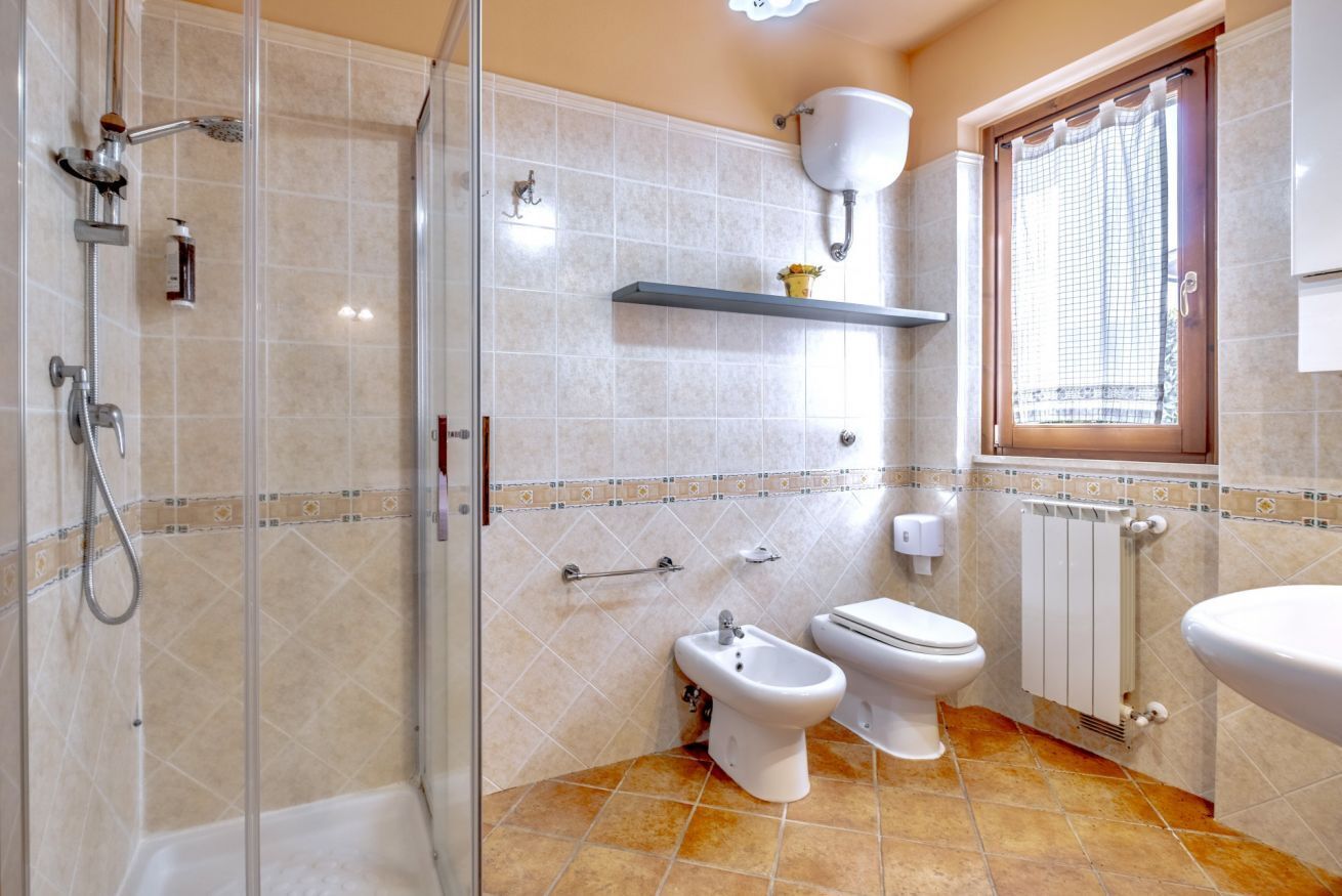 Shower, bidet, towels