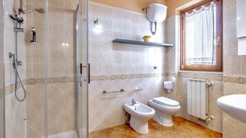 Shower, bidet, towels