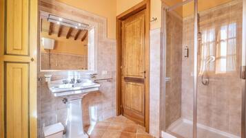 Doccia, bidet, asciugamani