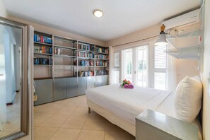 Tabla de planchar con plancha, wifi gratis y ropa de cama 