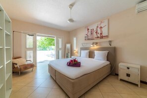 Tabla de planchar con plancha, wifi gratis y ropa de cama 