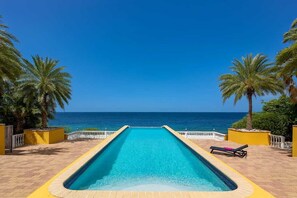 Pool - Spacious villa with infinity pool and ocean view - Coral Estate (Sint Willibrordus)