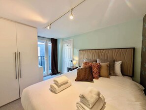 Iron/ironing board, WiFi - Spacious 4-Bedroom House in Old Windsor (Old Windsor)