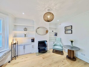 Interior - Spacious 4-Bedroom House in Old Windsor (Old Windsor)