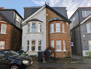 Exterior - Spacious 4-Bedroom House in Old Windsor (Old Windsor)