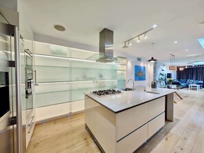Fridge, microwave, oven, stovetop - Spacious 4-Bedroom House in Old Windsor (Old Windsor)