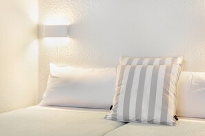 Tabla de planchar con plancha, wifi y ropa de cama 