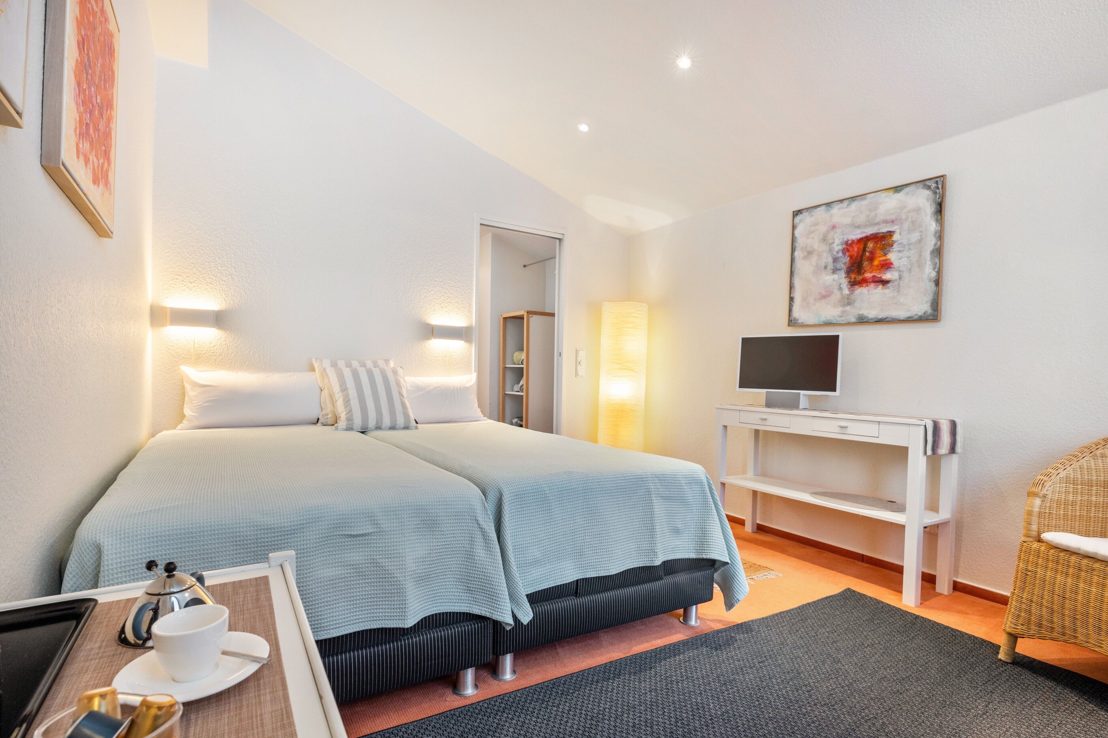 Iron/ironing board, WiFi, bed sheets