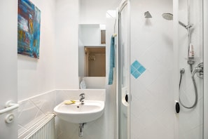Douche, articles de toilette (gratuits), séchoir à cheveux