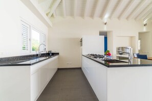 Refrigerador, horno, parrilla de estufa y lavavajillas