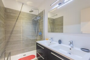 Regadera, secadora de cabello, toallas 