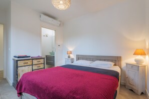 Tabla de planchar con plancha, wifi y ropa de cama 