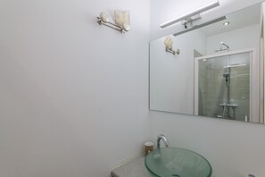 Dusche, Haartrockner, Handtücher