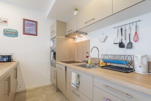 Frigorifero, microonde, forno, piano cottura