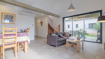 Télévision, table de tennis de table