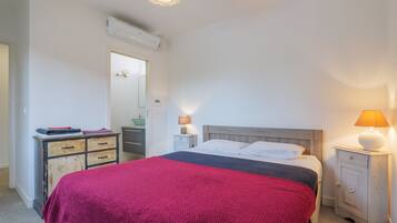 Een strijkplank/strijkijzer, wifi, beddengoed