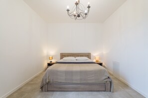 Tabla de planchar con plancha, wifi y ropa de cama 