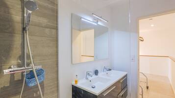 Shower, hair dryer, towels