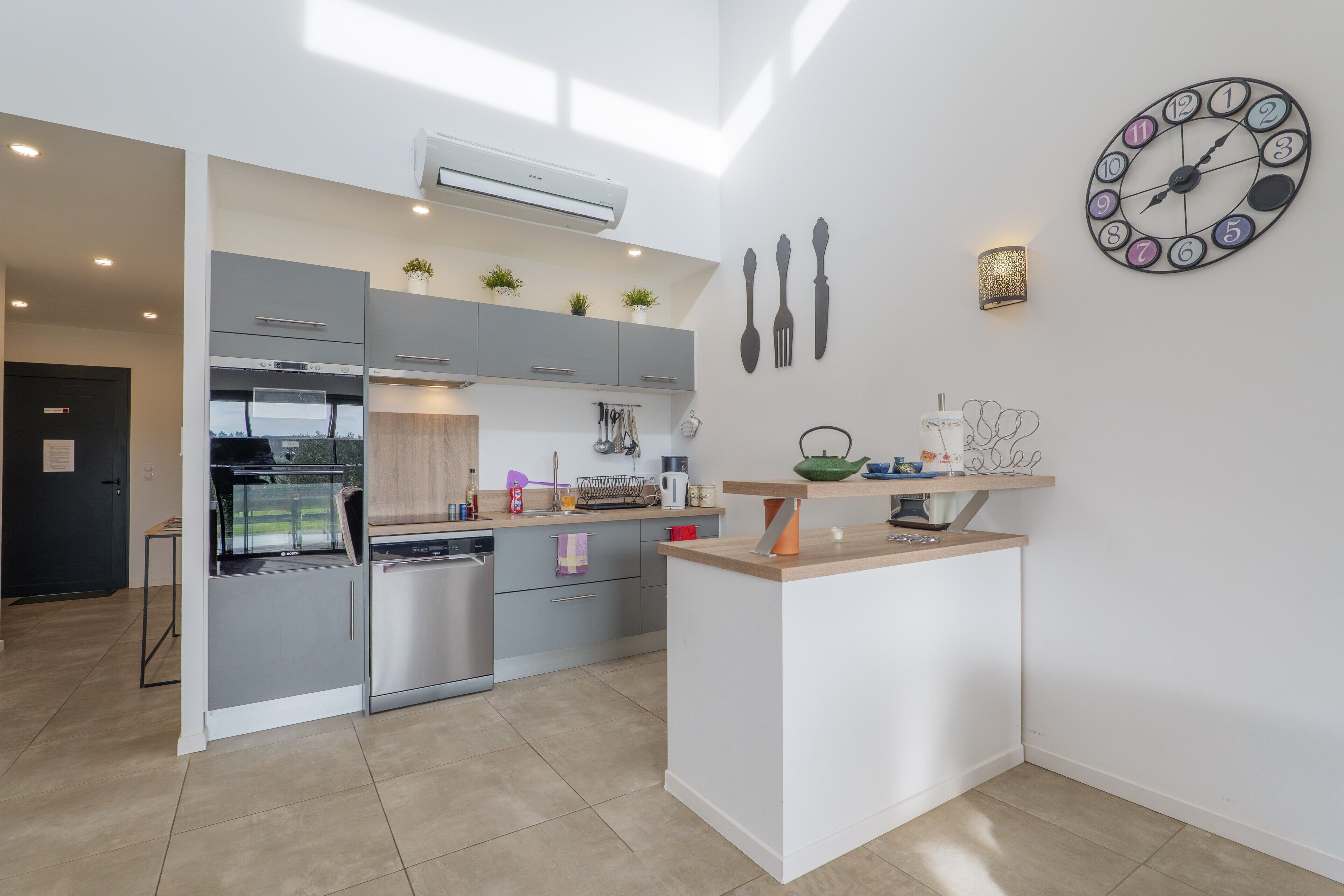 冷蔵庫、電子レンジ、オーブン、コンロ