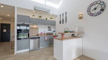 冷蔵庫、電子レンジ、オーブン、コンロ