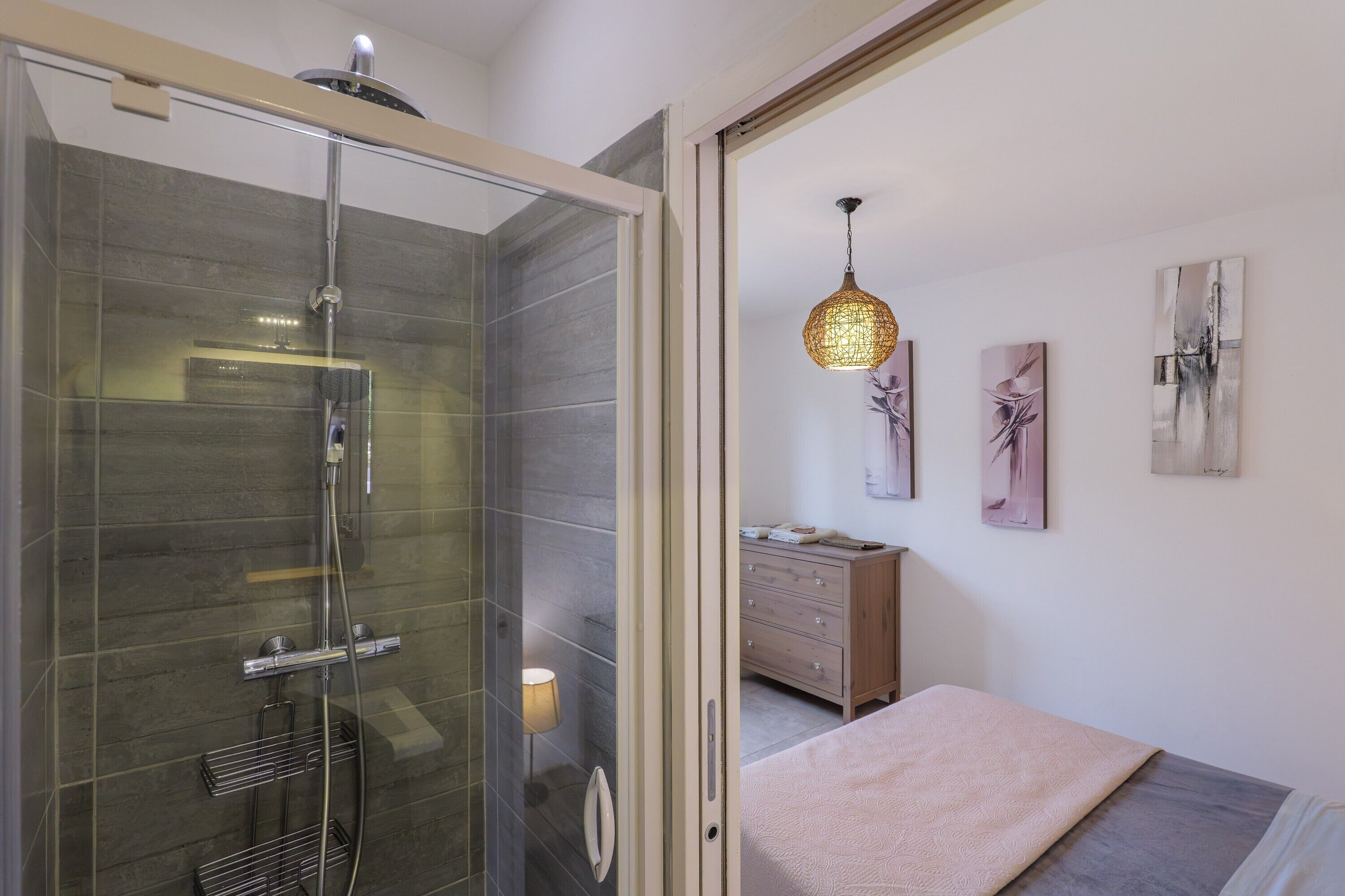 Een strijkplank/strijkijzer, wifi, beddengoed