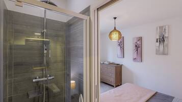 Een strijkplank/strijkijzer, wifi, beddengoed