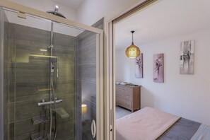 Bügeleisen/Bügelbrett, WLAN, Bettwäsche