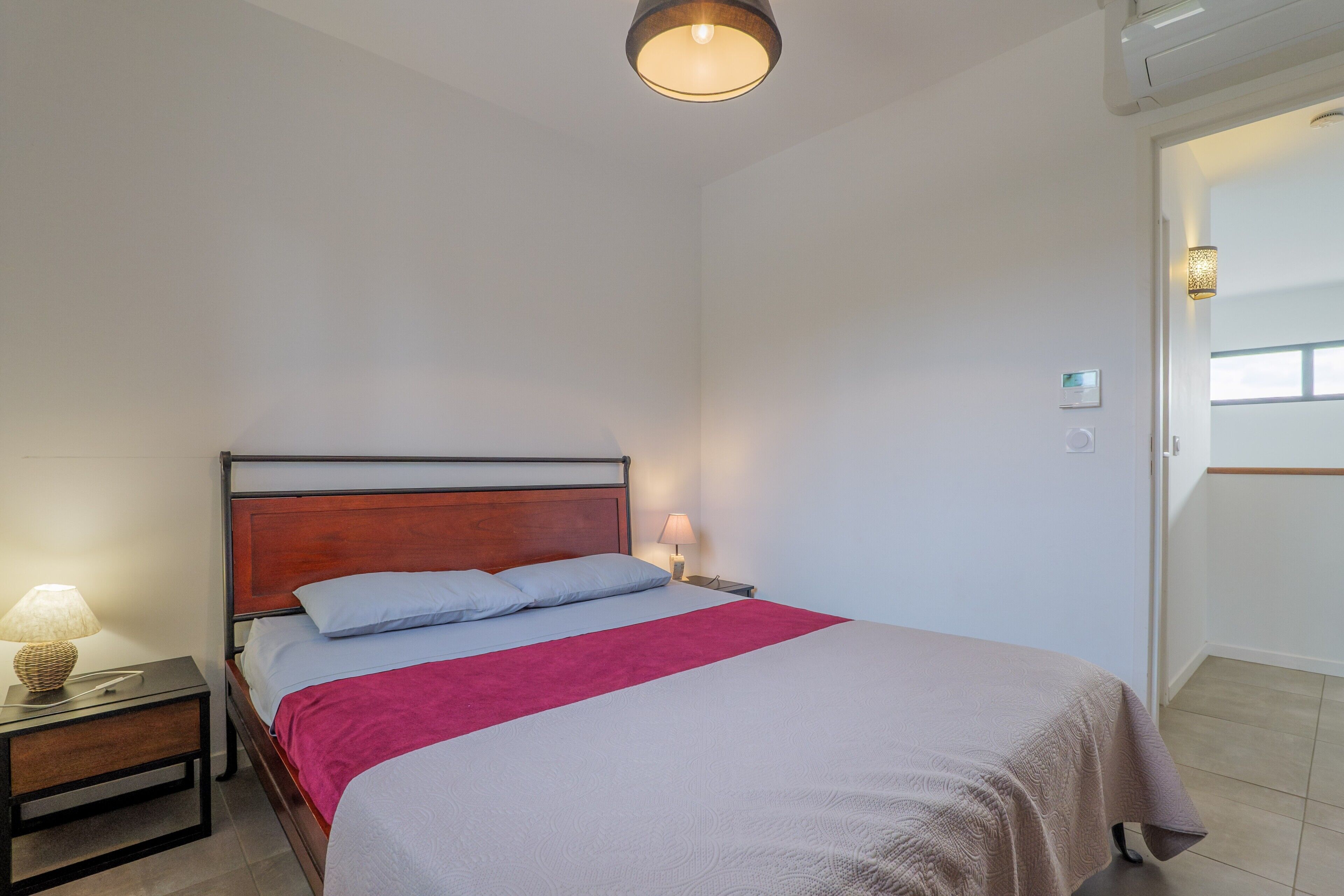 Een strijkplank/strijkijzer, wifi, beddengoed