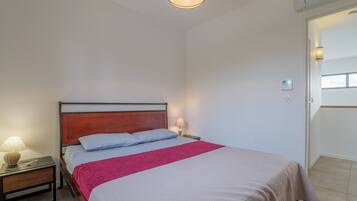 Tabla de planchar con plancha, wifi y ropa de cama