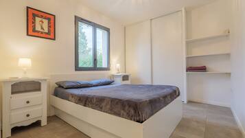 Een strijkplank/strijkijzer, wifi, beddengoed, rolstoeltoegang