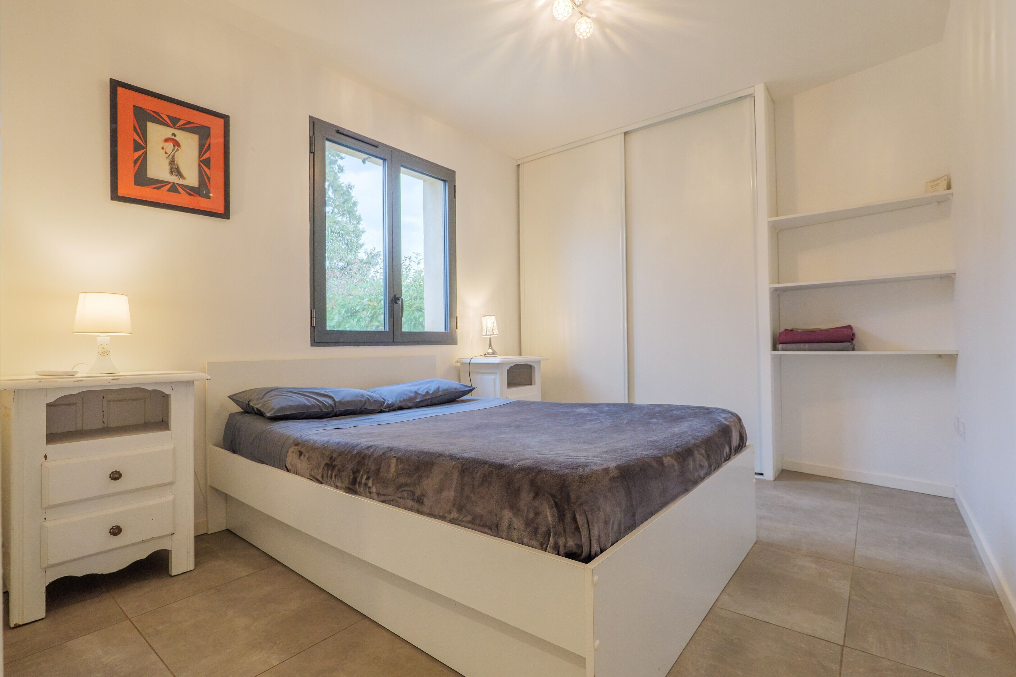 Tabla de planchar con plancha, wifi y ropa de cama 