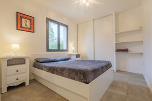 Tabla de planchar con plancha, wifi y ropa de cama 