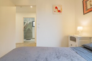 Tabla de planchar con plancha, wifi, ropa de cama