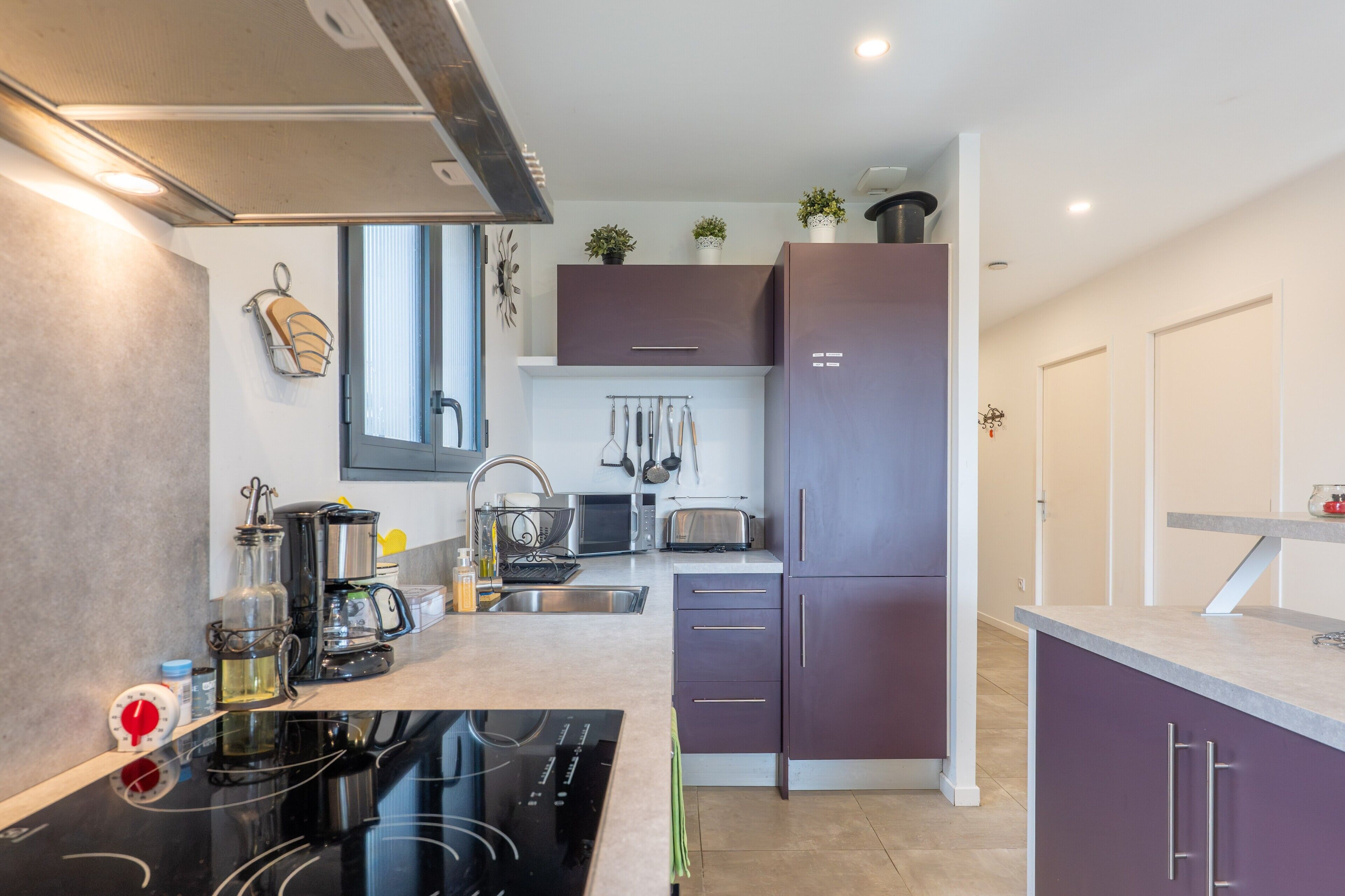 冷蔵庫、電子レンジ、オーブン、コンロ