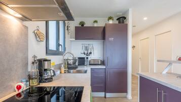 冷蔵庫、電子レンジ、オーブン、コンロ