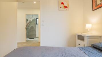 Iron/ironing board, WiFi, bed sheets, wheelchair access