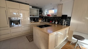 Kühlschrank, Mikrowelle, Ofen, Geschirrspüler